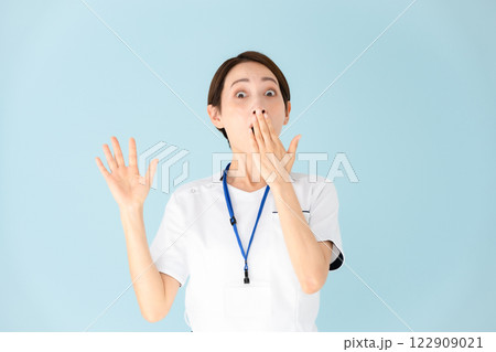 女性 白衣 看護師 医療 驚く 女性 白衣 看護師 医療 驚く 122909021