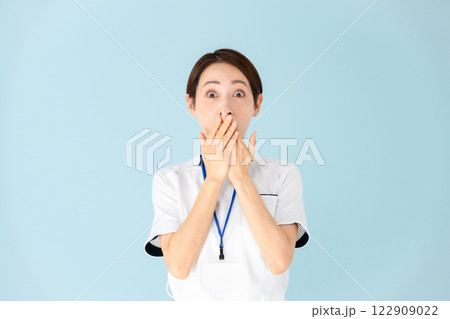女性　白衣　看護師　医療　驚く 122909022