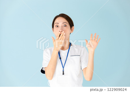 女性 白衣 看護師 医療 驚く 女性 白衣 看護師 医療 驚く 122909024