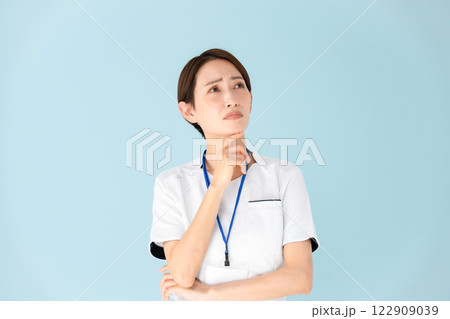 女性　白衣　看護師　医療　悩む 122909039