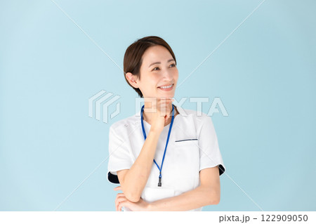 女性　白衣　看護師　医療　悩む　笑顔 122909050