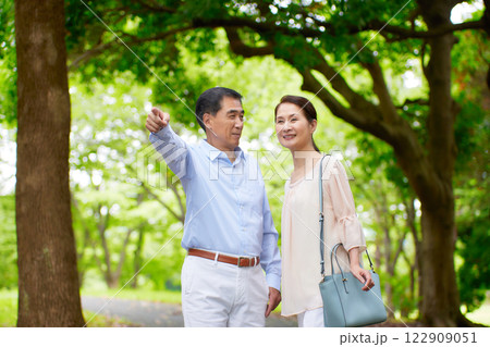 屋外で微笑むシニア夫婦 122909051