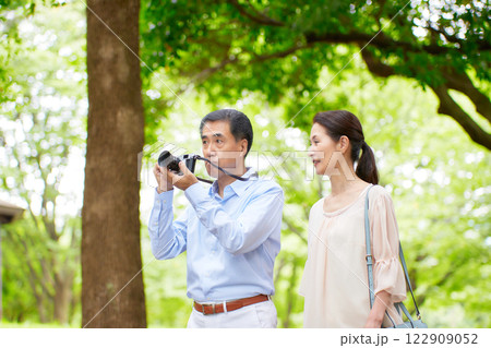 写真を撮る旅行中のシニア夫婦 122909052
