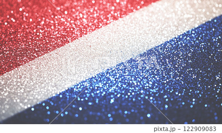 赤・白・青のグリッターが輝く背景 122909083