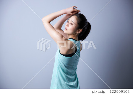 スポーツウエアの若い女性 122909102