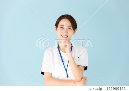女性 白衣 看護師 医療 悩む 笑顔 女性 白衣 看護師 医療 悩む 笑顔 122909131