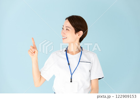 女性　白衣　看護師　医療　指差し 122909153