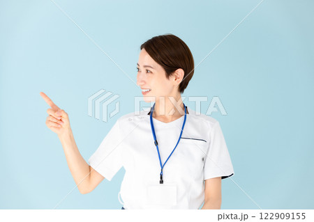 女性　白衣　看護師　医療　指差し 122909155