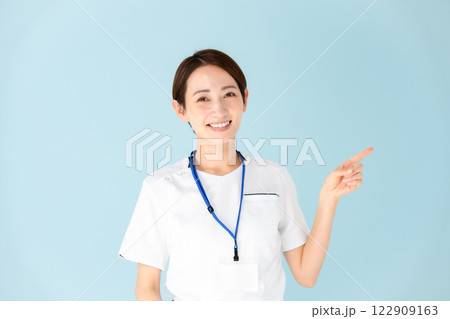 女性　白衣　看護師　医療　指差し 122909163
