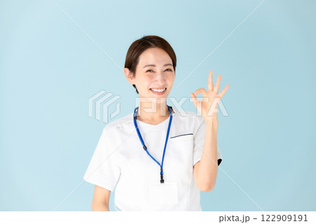 女性　白衣　看護師　医療　OK 122909191
