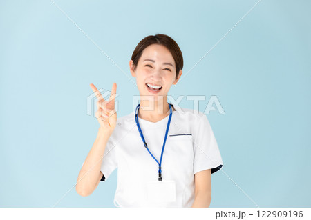 女性 白衣 看護師 医療 ピース 女性 白衣 看護師 医療 ピース 122909196