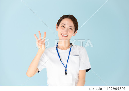 女性　白衣　看護師　医療　3 122909201