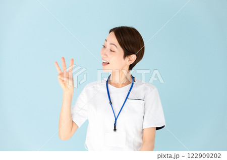 女性　白衣　看護師　医療　3 122909202
