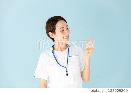 女性　白衣　看護師　医療　3 122909209