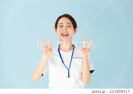 女性　白衣　看護師　医療　Wピース 122909317