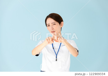 女性 白衣 看護師 医療 バツ 女性 白衣 看護師 医療 バツ 122909334