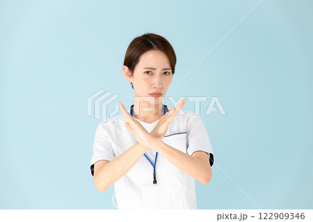 女性　白衣　看護師　医療　バツ 122909346