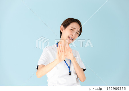 女性　白衣　看護師　医療　お断り 122909356