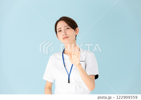 女性　白衣　看護師　医療　お断り 122909359