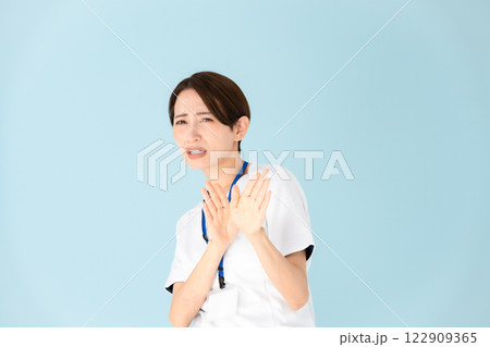 女性 白衣 看護師 医療 お断り 女性 白衣 看護師 医療 お断り 122909365
