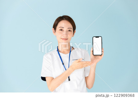 女性　白衣　看護師　医療　スマホ 122909368