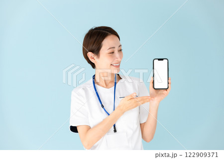 女性　白衣　看護師　医療　スマホ 122909371