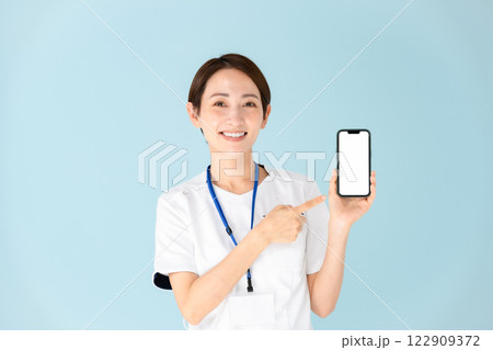 女性　白衣　看護師　医療　スマホ 122909372
