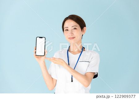 女性　白衣　看護師　医療　スマホ 122909377