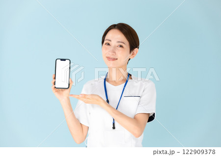 女性 白衣 看護師 医療 スマホ 女性 白衣 看護師 医療 スマホ 122909378