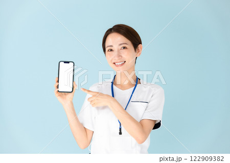 女性　白衣　看護師　医療　スマホ 122909382