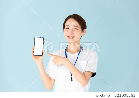 女性 白衣 看護師 医療 スマホ 女性 白衣 看護師 医療 スマホ 122909383