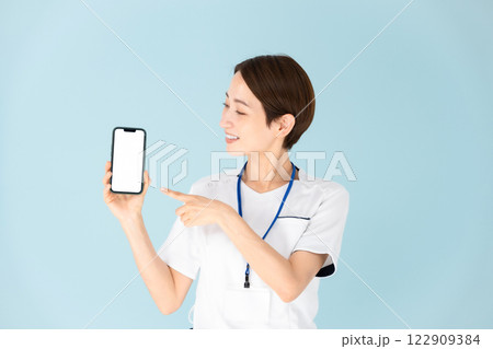 女性 白衣 看護師 医療 スマホ 女性 白衣 看護師 医療 スマホ 122909384
