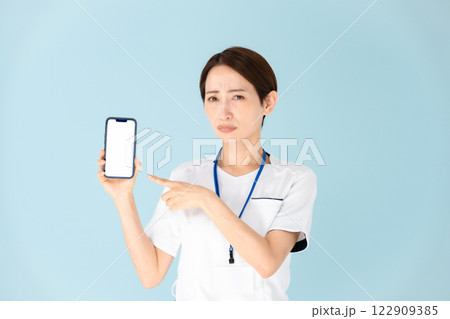 女性 白衣 看護師 医療 スマホ 困る 女性 白衣 看護師 医療 スマホ 困る 122909385