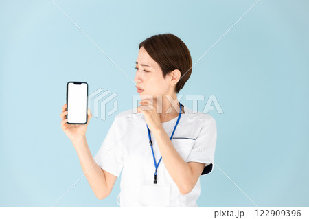 女性 白衣 看護師 医療 スマホ 困る 女性 白衣 看護師 医療 スマホ 困る 122909396