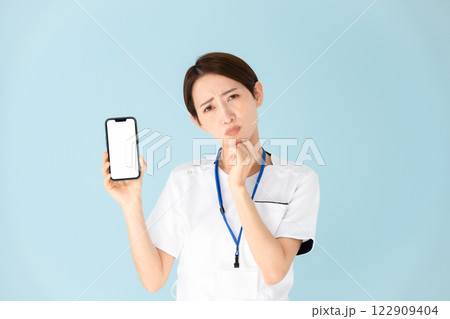 女性　白衣　看護師　医療　スマホ　困る 122909404