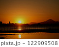 沈みゆく夕日 122909508