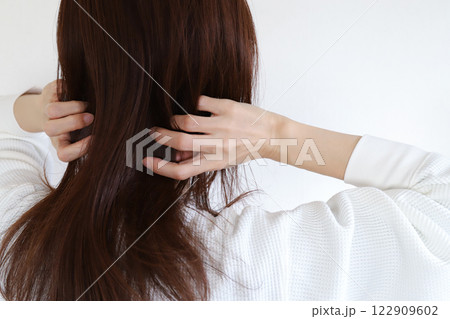 ヘアケア　ヘアスタイル 122909602