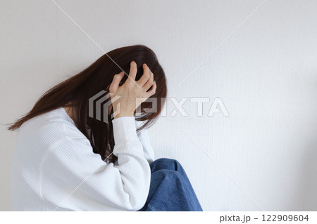 頭を抱える女性　悩みイメージ 122909604