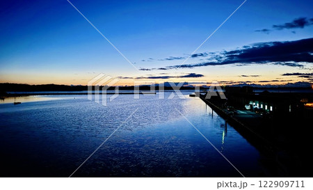 夜明け前の静かな入り江 122909711
