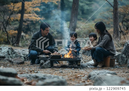 キャンプ場で食事する家族 キャンプ場で食事する家族 122909745