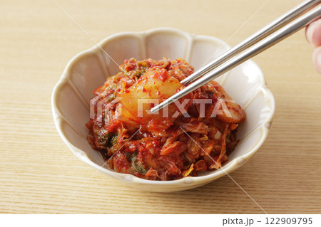 韓国の辛くて美味しい白菜のキムチ 122909795