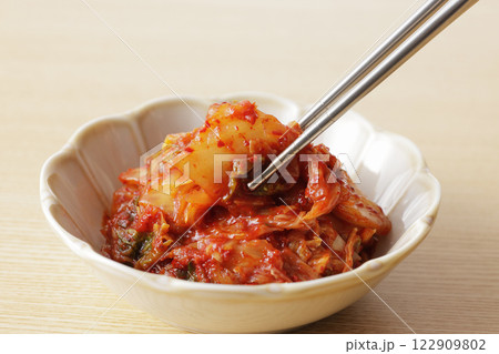 韓国の辛くて美味しい白菜のキムチ 122909802