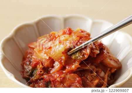 韓国の辛くて美味しい白菜のキムチ 122909807
