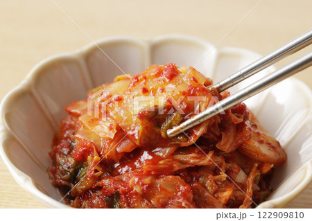 韓国の辛くて美味しい白菜のキムチ 122909810
