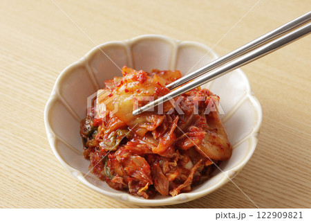 韓国の辛くて美味しい白菜のキムチ 122909821