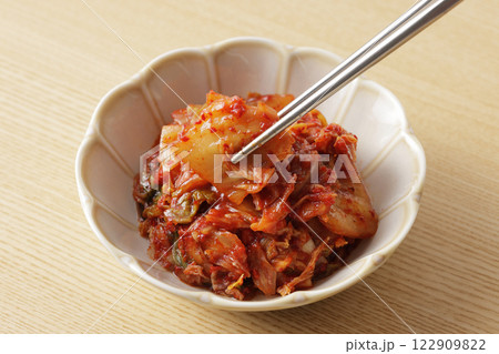 韓国の辛くて美味しい白菜のキムチ 122909822