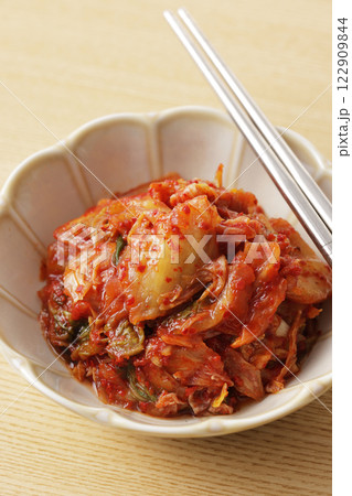 韓国の辛くて美味しい白菜のキムチ 122909844