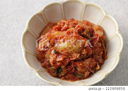 韓国の辛くて美味しい白菜のキムチ 122909859