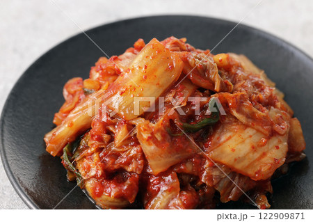 韓国の辛くて美味しい白菜のキムチ 122909871