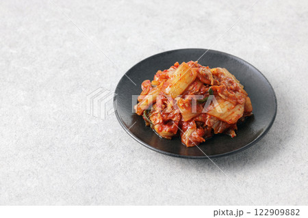 お皿に盛った韓国の辛い白菜キムチ 122909882